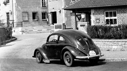 1940: Haupteingang und im Vordergrund ein VW 30