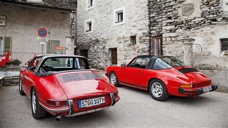 1967 911 2.0 Targa (li.), 1987 911 SC Targa (re.), Corippo, Switzerland