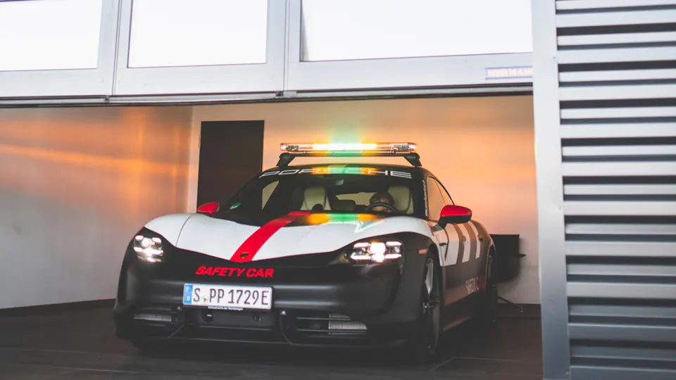 Porsche En Route Pour Le Mans Avec La Voiture De Securite Porsche Middle East Porsche En Route Pour Le Mans Avec La Voiture De Securite Porsche Middle East