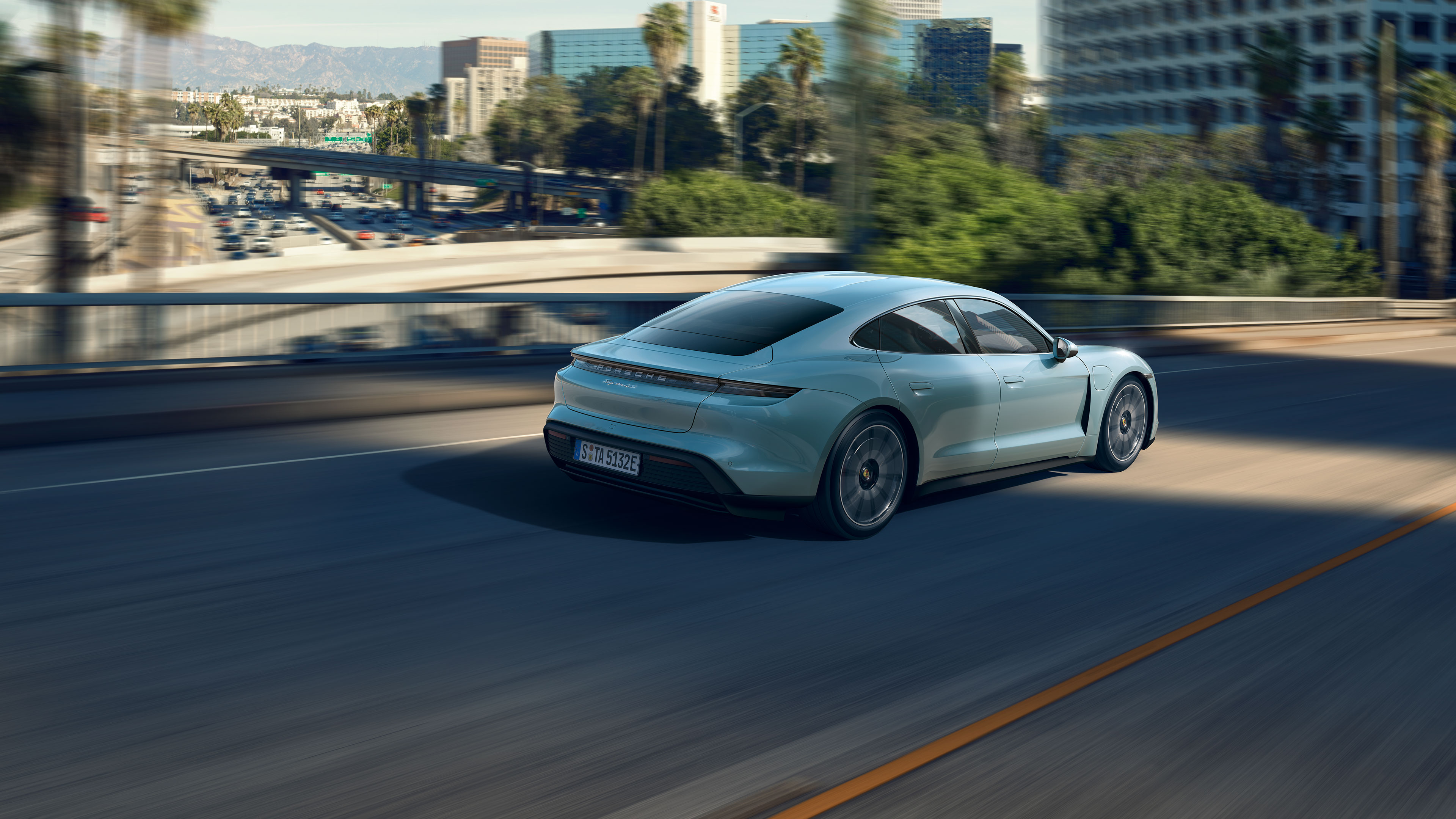 Porsche - 感動的な走りを生み、未来へ導く。