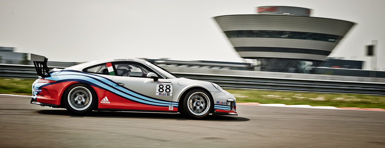 Ação Rápida De Super Carro Porsche 911 Gt3 De Corrida Em Pista De