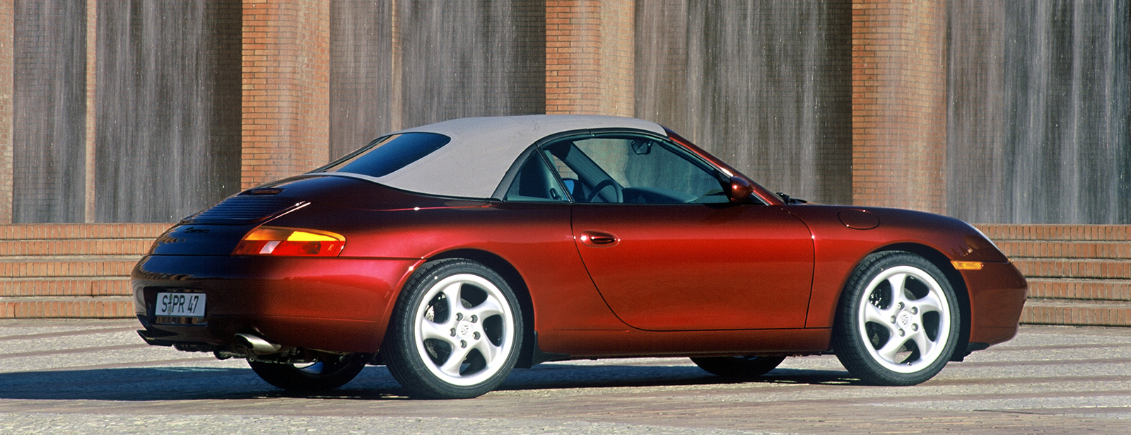 Porsche 911 Carrera (type 996) - Porsche Middle East