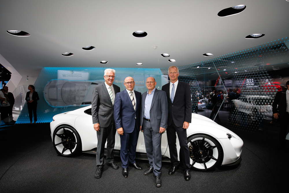 Porsche Newsroom Presse Ministerprasident Winfried Kretschmann Besucht Den Messestand Der Porsche Ag Porsche Deutschland